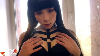 La morena calenta xucla profundament i es folla amb sensibilitat per diners